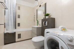 Badewanne, Haartrockner, Handtücher