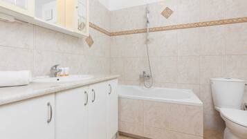 Baignoire, sèche-cheveux, serviettes fournies, shampoing