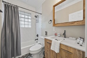 Combined shower/tub, hair dryer, towels, soap - Retreat Near Emory - Walk to Candler Park (Atlanta)
