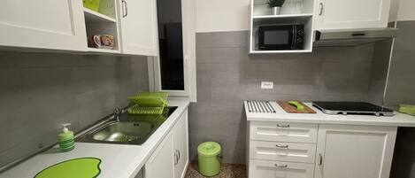 Kühlschrank, Mikrowelle, Gewürze