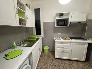 Kühlschrank, Mikrowelle, Gewürze