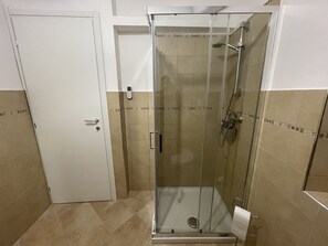 Een haardroger, handdoeken