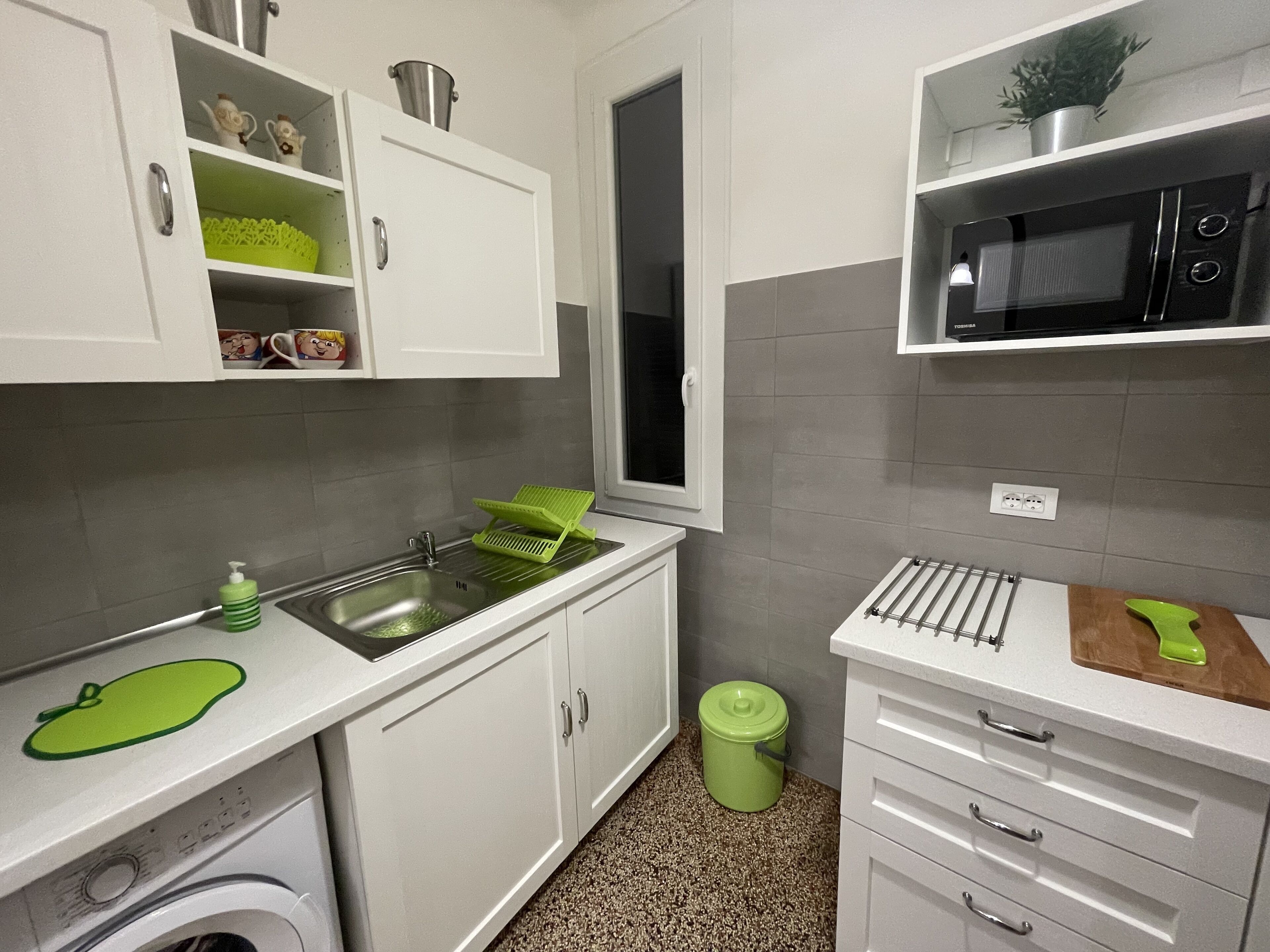 Kühlschrank, Mikrowelle, Gewürze