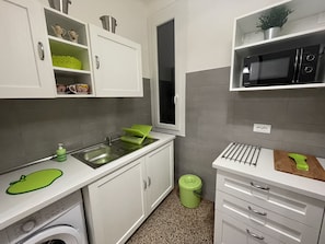 Réfrigérateur, micro-ondes (sur demande), épices