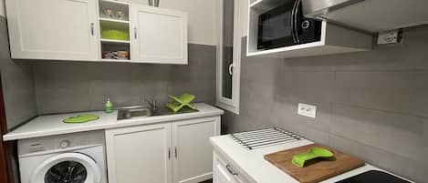 Refrigerador, microondas y condimentos