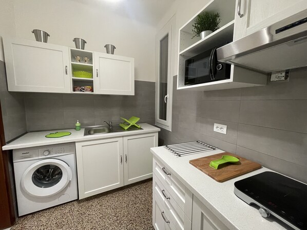 Réfrigérateur, micro-ondes (sur demande), épices