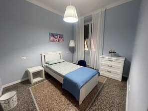 City eenpersoonskamer | Luxe beddengoed, donzen dekbedden, bedden met traagschuimmatras