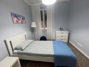 City eenpersoonskamer | Luxe beddengoed, donzen dekbedden, bedden met traagschuimmatras