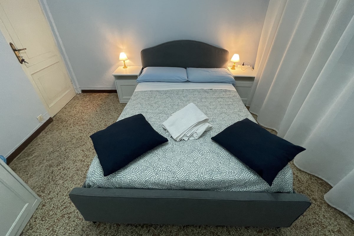 Habitación básica | Ropa de cama de alta calidad, edredón y camas con efecto memoria