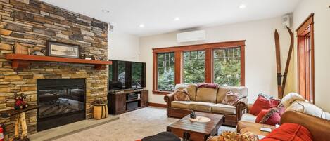 Fernseher, Kamin, Tischfußball