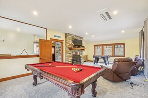Televisión, chimenea y futbolito 