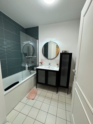 Combined shower/bathtub, eco-friendly toiletries, hair dryer, bidet - Big apartment, fully equipped, excellent for familly and long stay in Paris (Clichy)