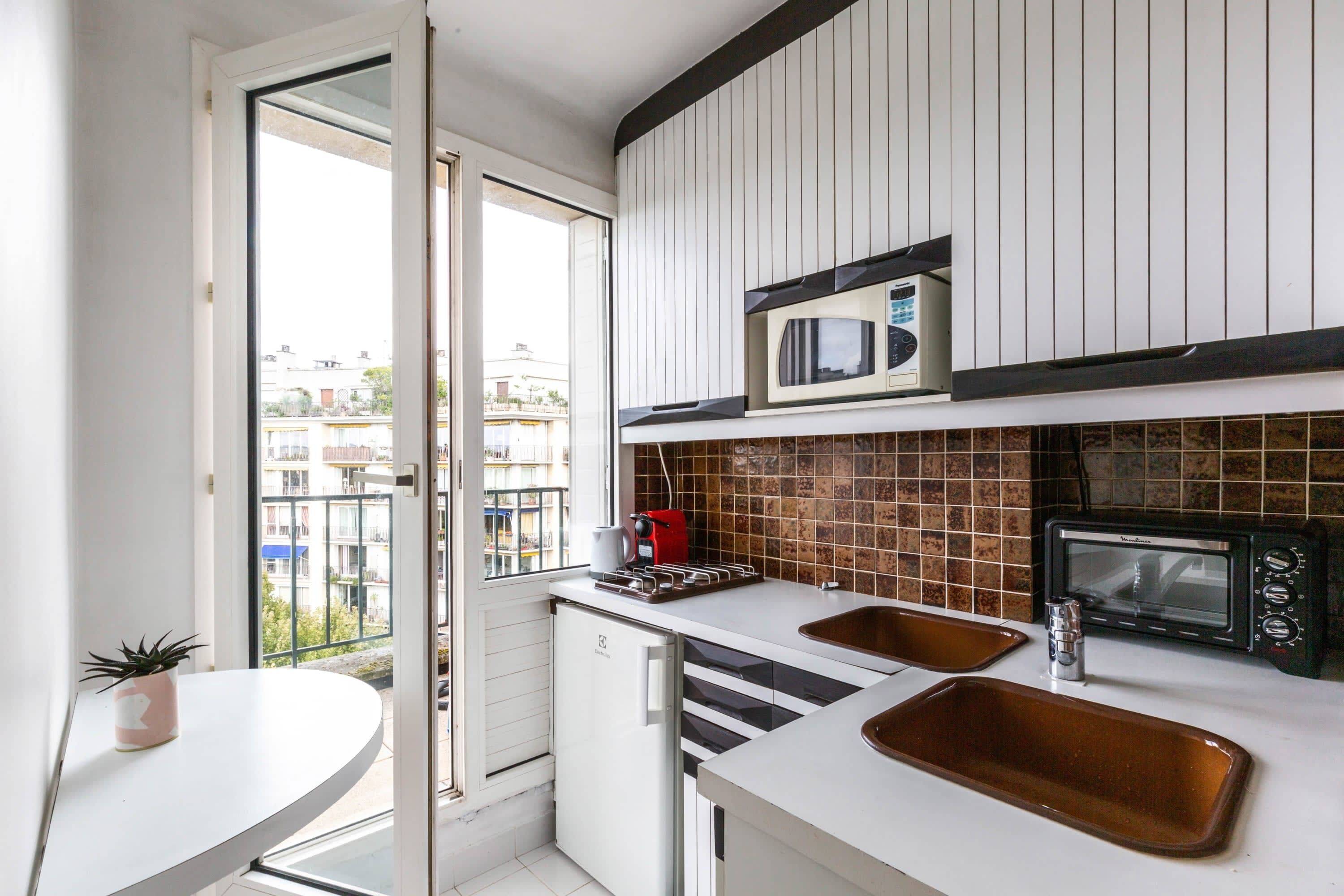 Réfrigérateur, micro-ondes, four, plaque de cuisson