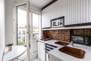 Een koelkast, een microgolfoven, een oven, een kookplaat