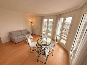 Flat-screen TV, offices - Amiral View - Great 1 Bedroom Apartment in Paris (Paris)
