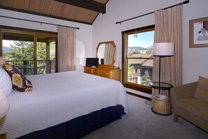 3 bedrooms, free WiFi, bed sheets - Home Away From Home! Ski-in/Ski-out, Dog Friendly Condo w/ Fireplace & Views (Mt. Crested Butte)