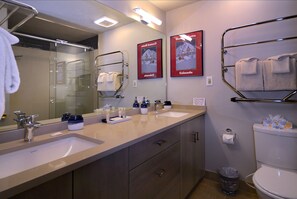 Ensemble baignoire-douche, serviettes fournies