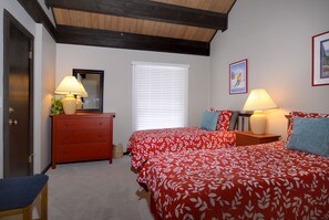 3 bedrooms, free WiFi, bed sheets - Home Away From Home! Ski-in/Ski-out, Dog Friendly Condo w/ Fireplace & Views (Mt. Crested Butte)