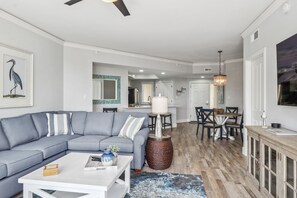 TV - Lovely oceanfront 5th floor one bedroom penthouse in Palmetto Dunes (Hilton Head Island)