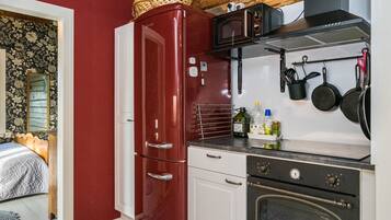 Fridge, microwave, dishwasher, cookware/dishes/utensils