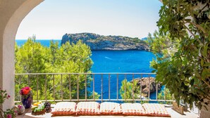 Ein Balkon mit Blick auf das Meer und eine felsige Insel.