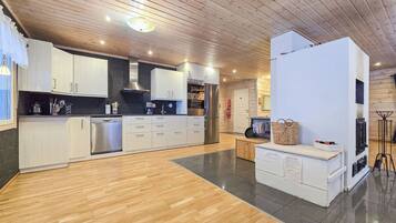Fridge, microwave, dishwasher, cookware/dishes/utensils