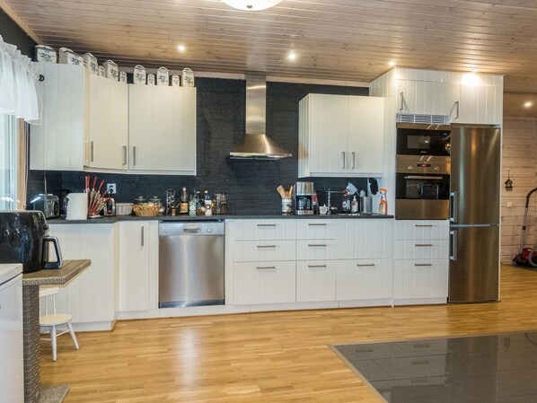 Fridge, microwave, dishwasher, cookware/dishes/utensils