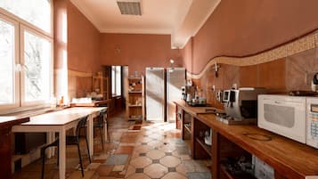 Refrigerador con freezer, microondas, placa de cocina, lavavajillas