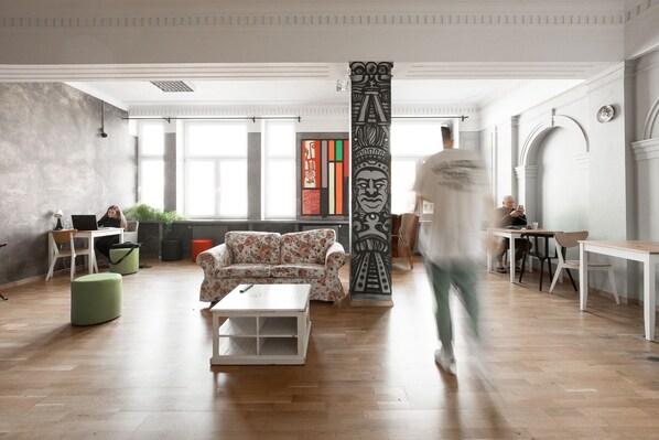 Living area - Casa De Wawa - Hostel (Warsaw)