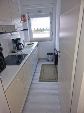 Kylskåp, mikrovågsugn, ugn och spishäll