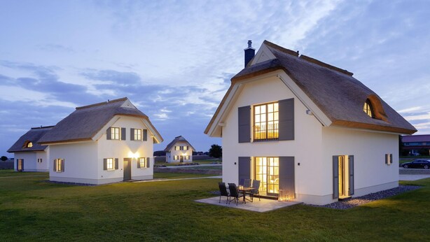 A modern house with a large patio and a dining area. - Reetdachhaus in Dranske (Dranske)