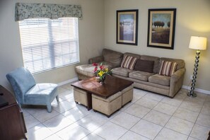 Departamento, varias camas (Mark & Bridget's Paradise Palms Resor) | Sala de estar