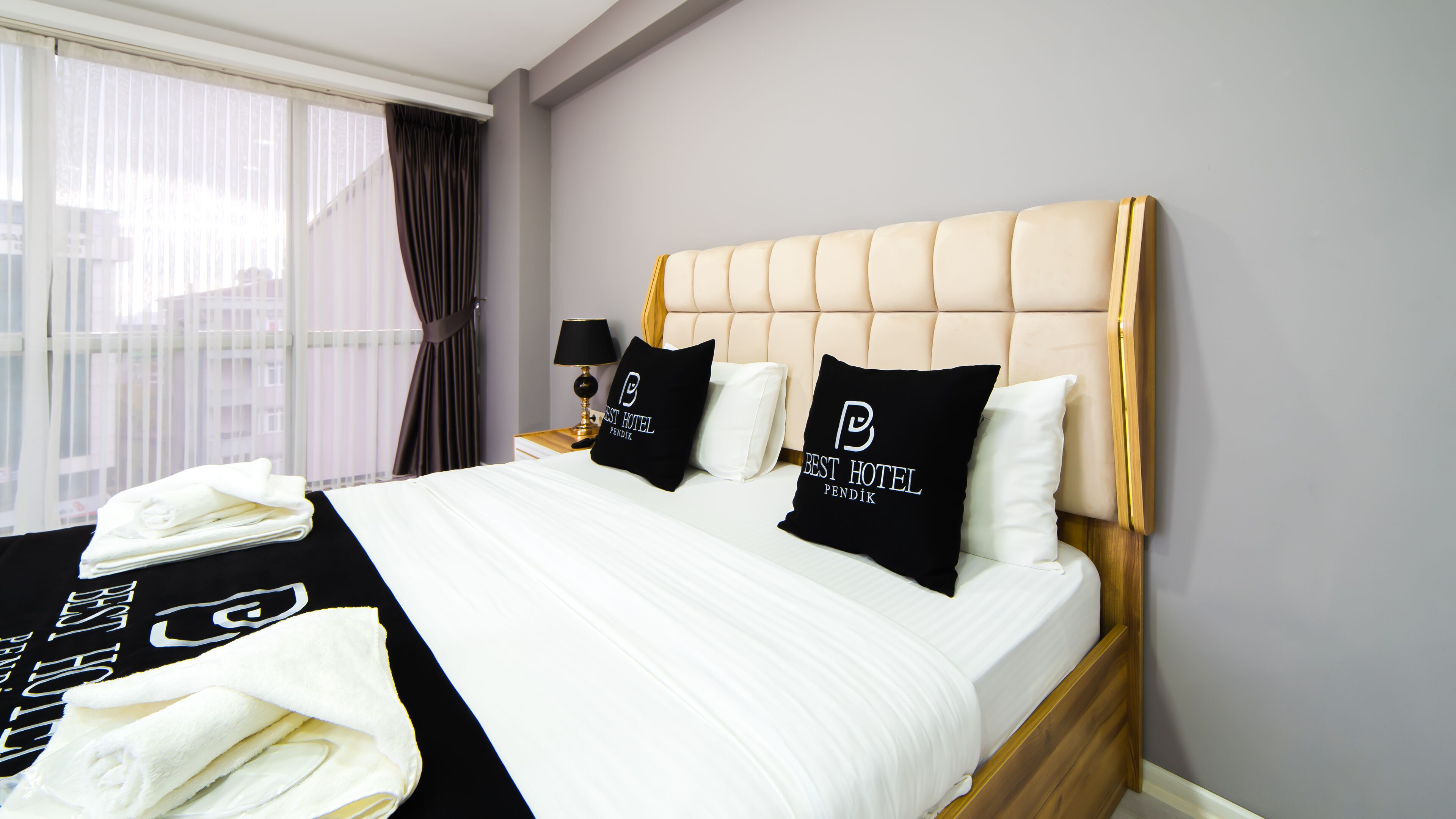 deluxe studio suite | desk, free wifi, bed sheets