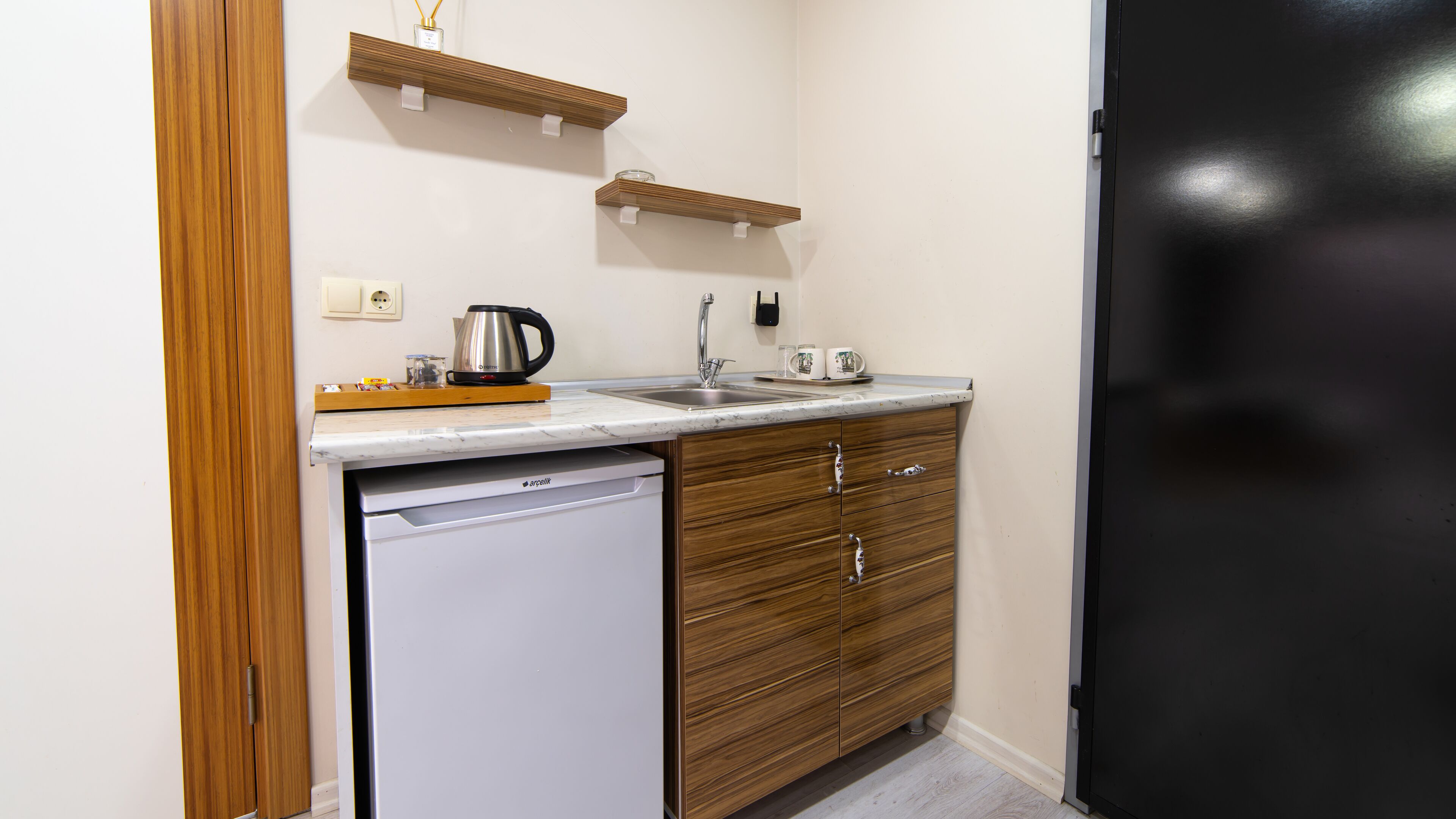 deluxe studio suite | private kitchen | mini-fridge, electric kettle, cookware/dishes/utensils
