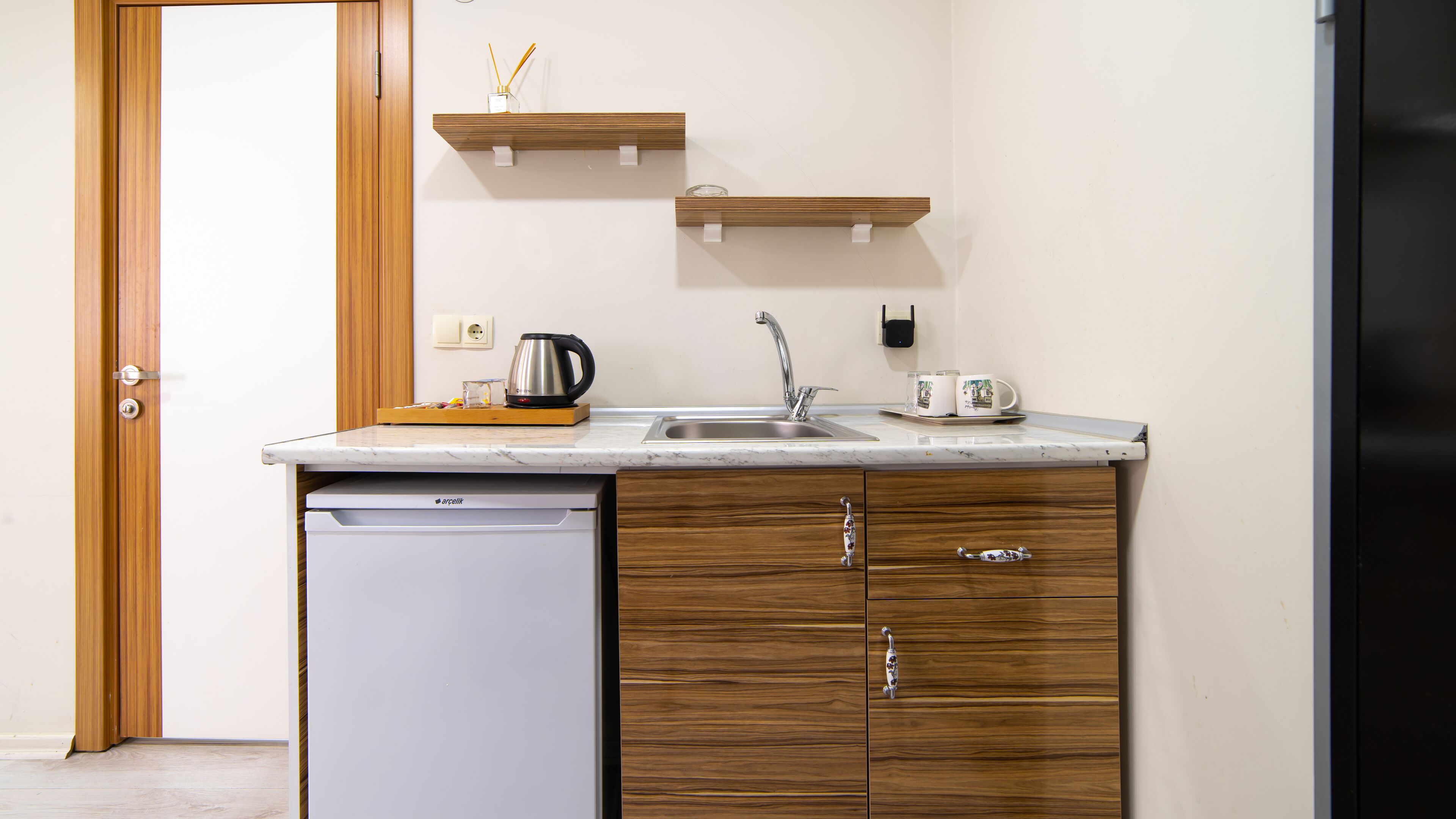 deluxe studio suite | private kitchen | mini-fridge, electric kettle, cookware/dishes/utensils