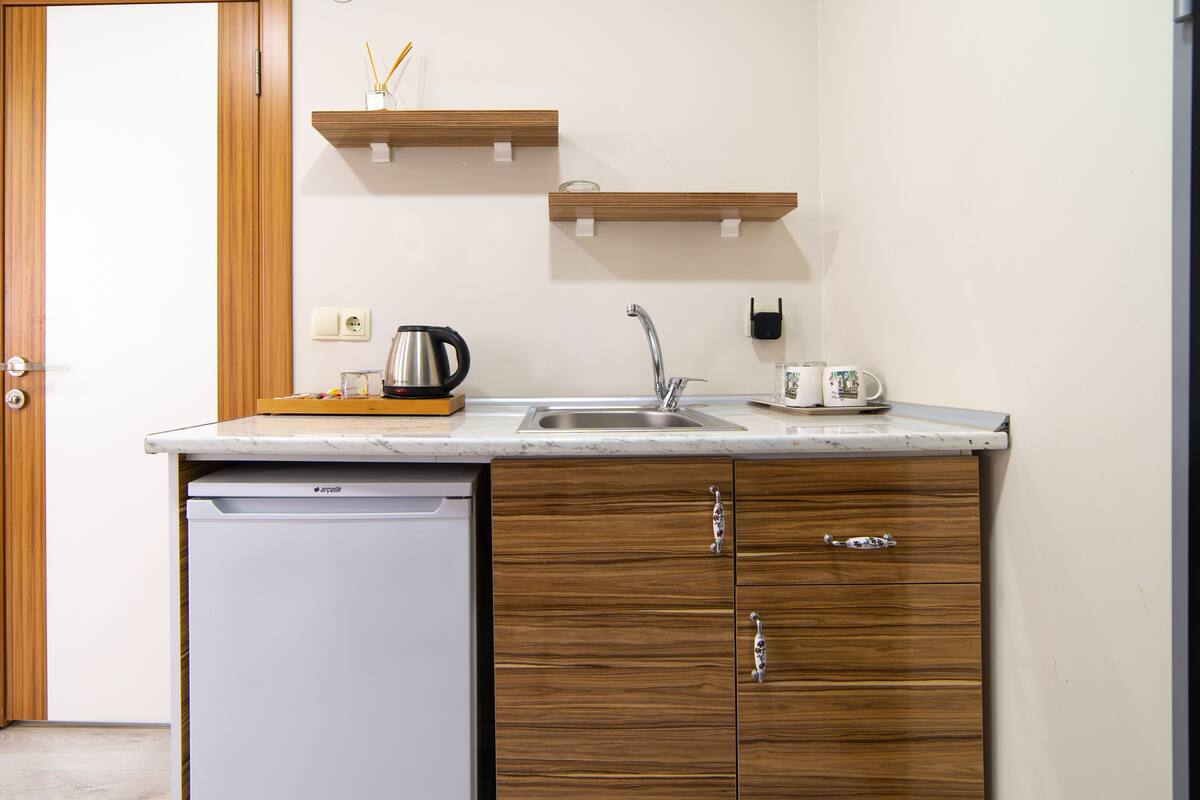 deluxe studio suite | private kitchen | mini-fridge, electric kettle, cookware/dishes/utensils