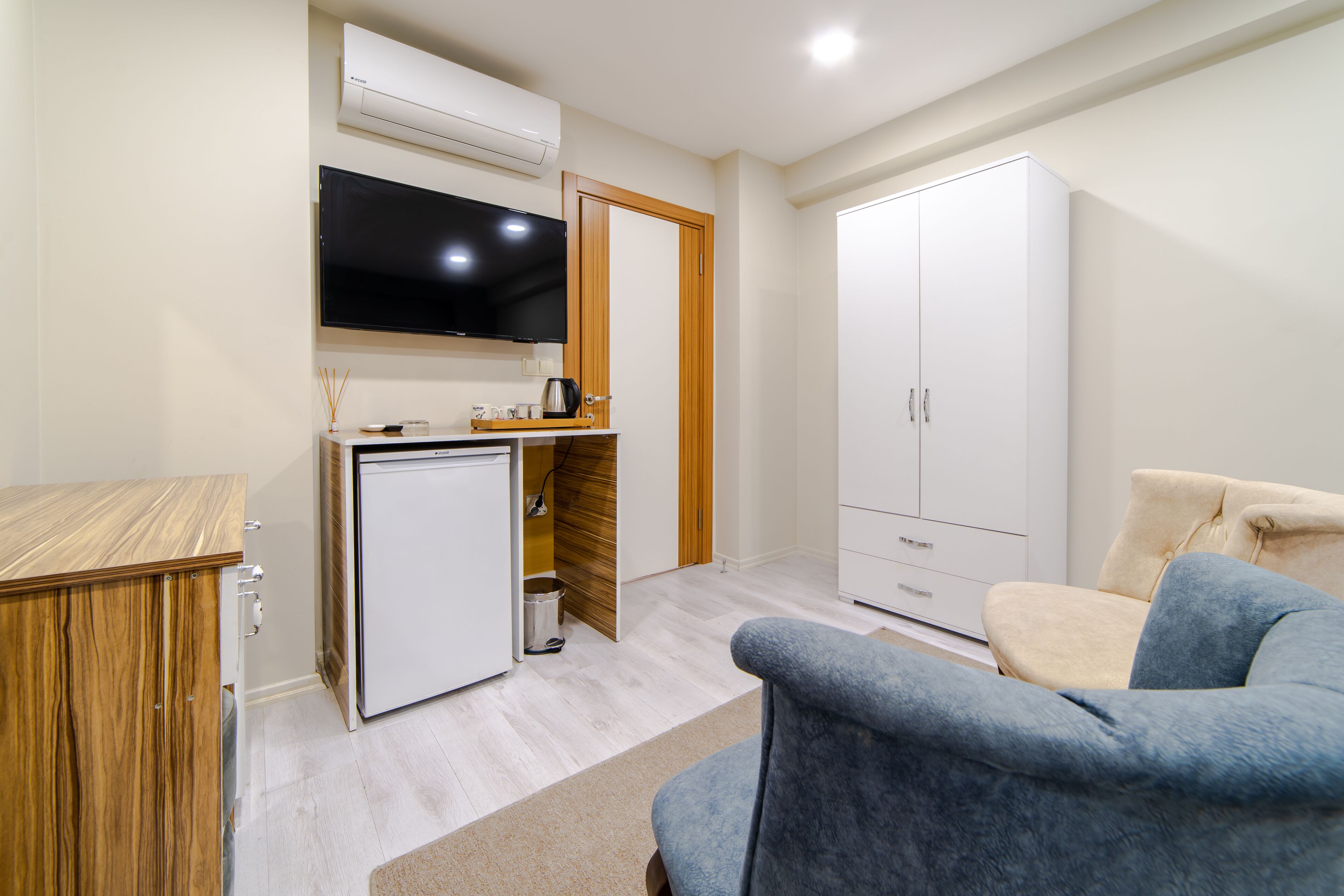 standard studio | private kitchenette | mini-fridge, electric kettle, cookware/dishes/utensils
