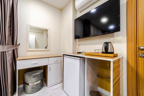 Standard Studio | Private kitchenette | Mini-fridge, electric kettle, cookware/dishes/utensils - Best Hotel (Istanbul)