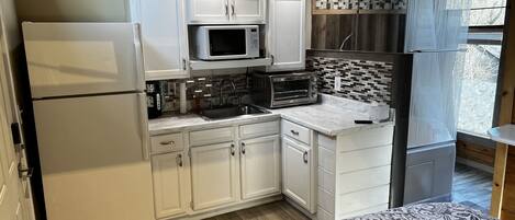 Geladeira, micro-ondas, fogão, cafeteira/chaleira