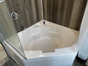 Combined shower/tub, jetted tub, eco-friendly toiletries, hair dryer - The Loft , Winter Special Rates😉Jacuzzi 420&Pets welcome (Gatlinburg)