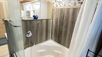 Kombinert dusj/badekar, boblebad, miljøvennlige toalettsaker og hårføner