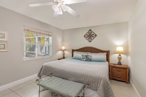 4 chambres, bureau, fer et planche à repasser, lit de bébé portatif