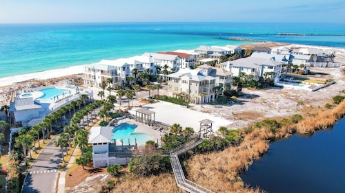 "Pipe Dream" Epic Destin Pointe Beachfront Home, Com Pool on Holiday Isle