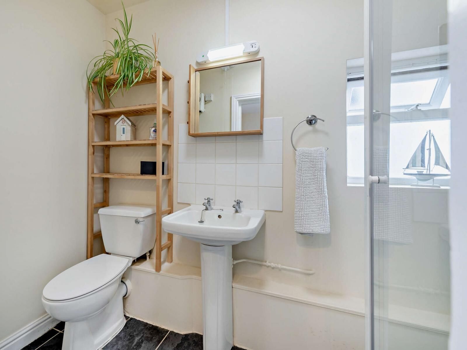 Regadera, secadora de cabello, toallas, jabón 