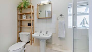 Regadera, secadora de cabello, toallas, jabón