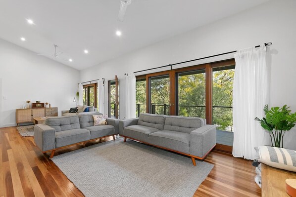 Smart TV, fireplace, books, stereo