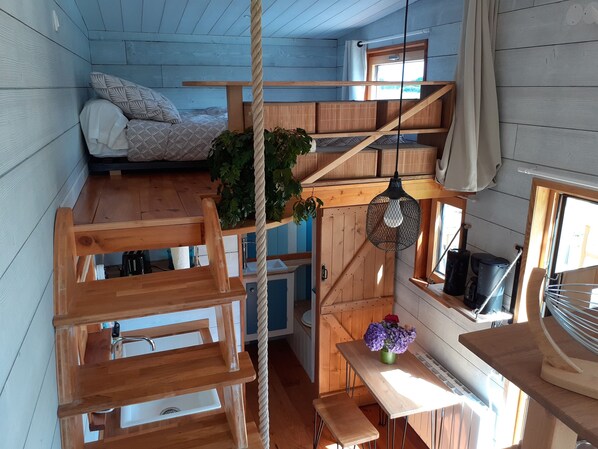 2 slaapkamers, reisbedje, beddengoed