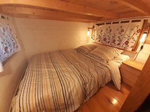 2 slaapkamers, reisbedje, beddengoed