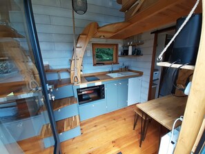 Een koelkast, een oven, een kookplaat, een koffiezetapparaat/waterkoker