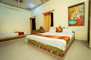 羽绒被、办公桌、遮光窗帘、免费 WiFi